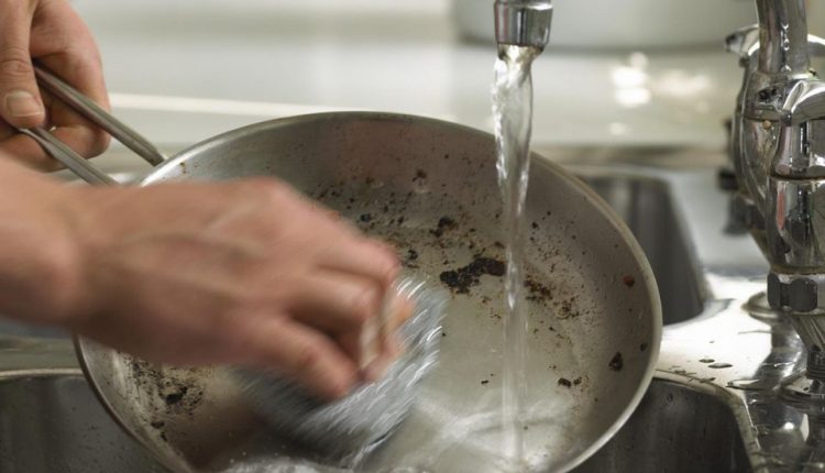 تمیز کردن ظروف چدنی با فویل